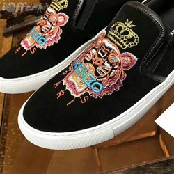 Shoes with crown